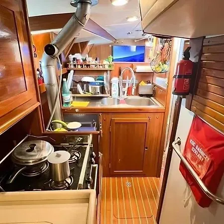Boat 6 Person بوتيل مرمريس