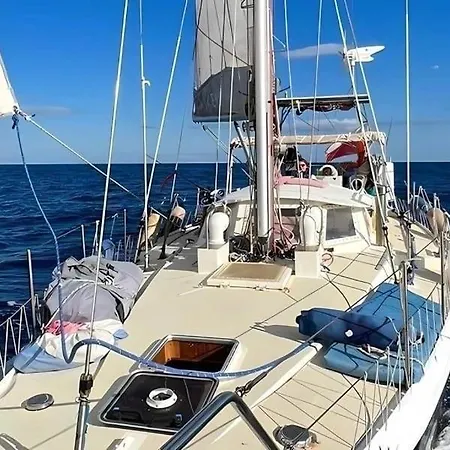 Boat 6 Person بوتيل مرمريس
