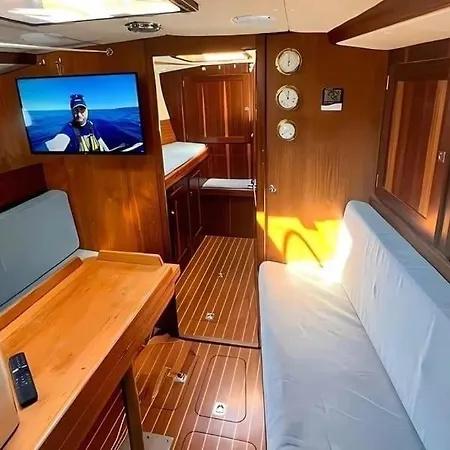 Boat 6 Person بوتيل